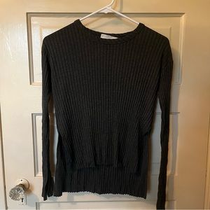 Cale cropped gray split side sweater